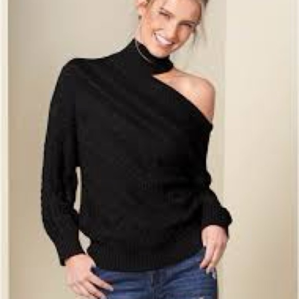 Venus one shoulder turtle neck sweater NWOT size Large cream color